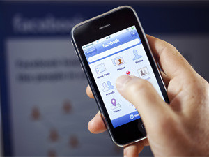 Faceboook Home integrates the social network into the home screen.