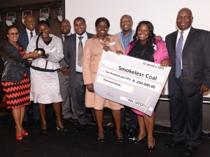 Front, from left to right: Maria Dhliwayo; Annikie Khumbuza; Rose Rhulani Baloyi; Onica Thandi Matsheke. Back, from left to right: Siphiwe Ngwenya, Acting Group CEO of GGDA; McLean Sibanda, CEO of The Innovation Hub; MEC Nkosiphendule Kolisile; Dr Thele Moema, GGDA Board Member; Zeth Malele, TIHMC chairperson of the Board with Smokeless Coal, green technology winner.