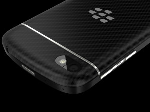 A new feature of the Q10 is its body, which features a back plate made of lightweight glass weave material in black.