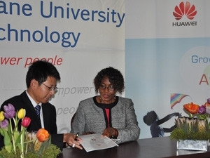 David Wang, from Huawei Technologies SA, signs an MOU with professor Nthabiseng Ogude, vice-chancellor and principal of Tshwane University of Technology.
