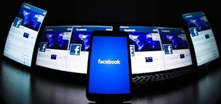 Facebook expects sales and user growth for its mobile apps to outpace its desktop Web site.