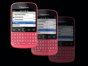 The BlackBerry 9720 is now available in bright pink at selected Edcon stores from Vodacom.