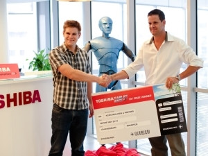 Kevin Mulligan (First prize winner) and Richard Bosman (Marketing Manager for Toshiba Gulf FZE in South Africa).
