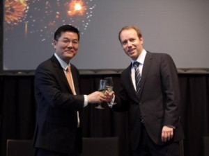 Patrick Zhang (Left), President of Marketing and Solutions, Huawei Enterprise Business Group, celebrates alliance with Alex Atzberger (Right), chief of staff, SAP at Huawei Innovative Enterprise ICT Forum in CeBIT 2014.