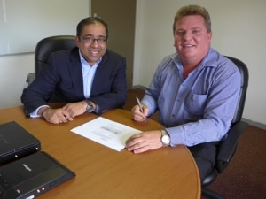 Hubert da Costa (Vice-President, EMEA) on the left, and Hanro Wentzel (MD VOD Communications) signing the distributor contract