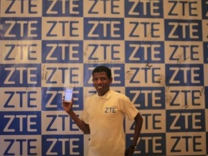 Olympic hero Haile Gebrselassie sporting a ZTE smartphone. (Photo: Business Wire)
