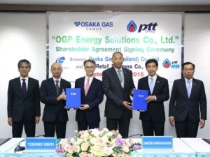 Signing ceremony: Yoshihiko Kimata Osaka Gas Representative in South East Asia (the 3rd from the left). Charcrie Buranakanonda Senior Executive Vice President PTT (the 3rd from the right) (Photo: Business Wire)