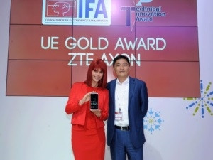 Kan Yulun, CEO of EMEA & LATAM, ZTE Mobile Devices (right), collects "User Experience Gold Award" for ZTE Axon from Miss IFA (left) at IFA 2015. (Photo: Business Wire)