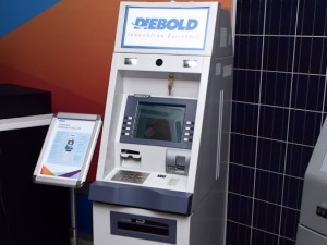 The Diebold 429 ATM switches between three power sources: solar power, alternating current grid, and an internal battery.