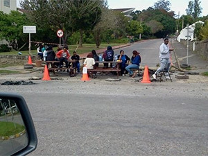 A picture tweeted by SAPS on Monday: "Three roads leading to Rhodes University have been blocked off by students since midnight; #SAPS monitoring situation."