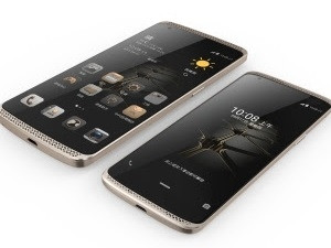 ZTE AXON and the newly launched AXON mini (Photo: Business Wire)