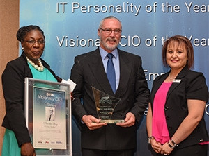 Peter du Plooy received the trophy from Tshifhiwa Ramuthaga and Ulandi Exner.