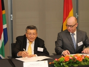 Dr Bernie Fanaroff, director of the SKA South Africa project, and professor Martin Stratmann sign the MOU in Berlin, Germany.