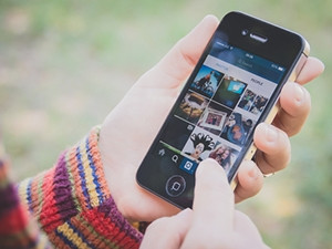 Instagram will now allow advertisers to use up to five one-minute videos in a single carousel advert.