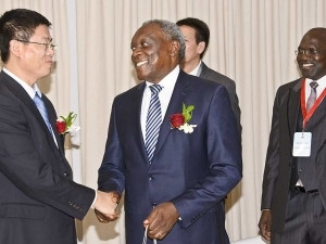 Huawei's president of the East and Southern Africa region Li Peng and DTPS minister Siyabonga Cwele have agreed to work together to position SA as Africa's ICT hub.