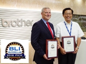 President Toshikazu Koike receives plaques from BLI.