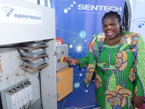 Communications minister Faith Muthambi prepares to switch off analogue signal in the Northern Cape's Square Kilometre Array area. (Photograph by GCIS)