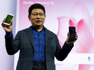 Huawei CEO Richard Yu with the new P10 devices.