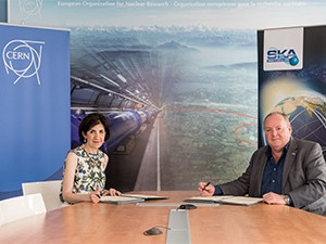 Dr Fabiola Gianotti, CERN's director general, and professor Philip Diamond, SKA director general, signing the co-operation agreement.