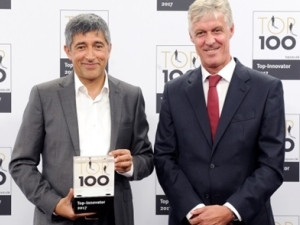Ranga Yogeshwar, TV host and mentor of the Top 100  competition handed the award to Dr Thomas Steffen: Rittal did well in the competition with its well organised innovation processes and above-average innovation successes.