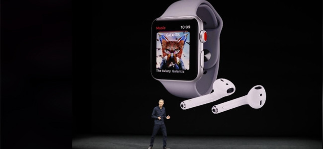 Apple COO Jeff Williams presents the new Apple Watches.