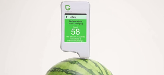 The device will show a green screen if the number of nitrates in the produce is within its normal range.