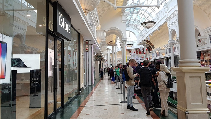 Lines outside the iStore in Cape Town this morning (Picture: Lindsey Schutters)