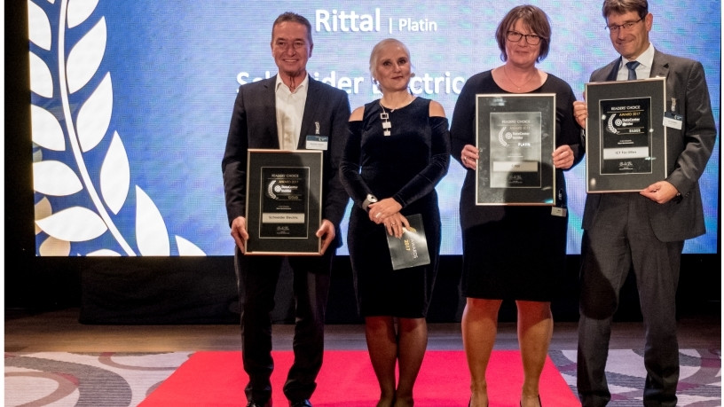 Barbel Muller (second from right), Rittal Product Management IT, accepted the first prize (platinum) in the Vogel IT-Medien Readers' Choice Awards in the micro data centre category.