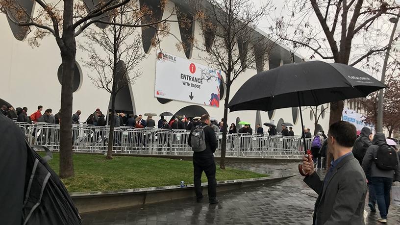 Queues of MWC visitors waiting to get inside.