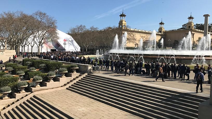 A queue outside the Huawei flagship launch at MWC last year.