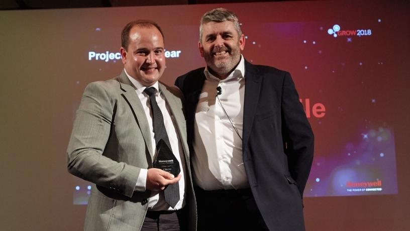 (from left) Kallie van den Berg, Director Coastal at MakeMeMobile receiving the Honeywell Project of the Year award from Darrel Williams, Sales Director EMEA Honeywell Workflow Solutions at an evening banquet in Madrid.