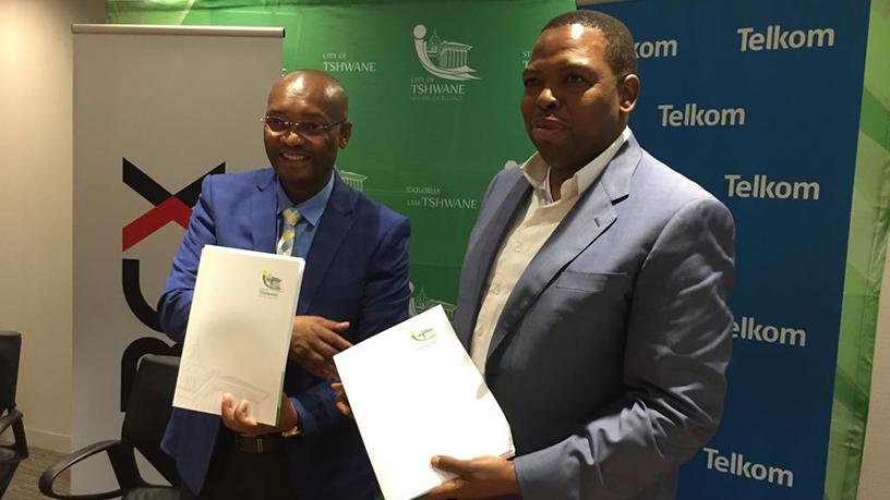 Tshwane city manager Mosola Moeketsi and BCX CEO Jonas Bogoshi shake hands following the signing of the city's communications service agreement. (Photo source: City of Tshwane Twitter page)