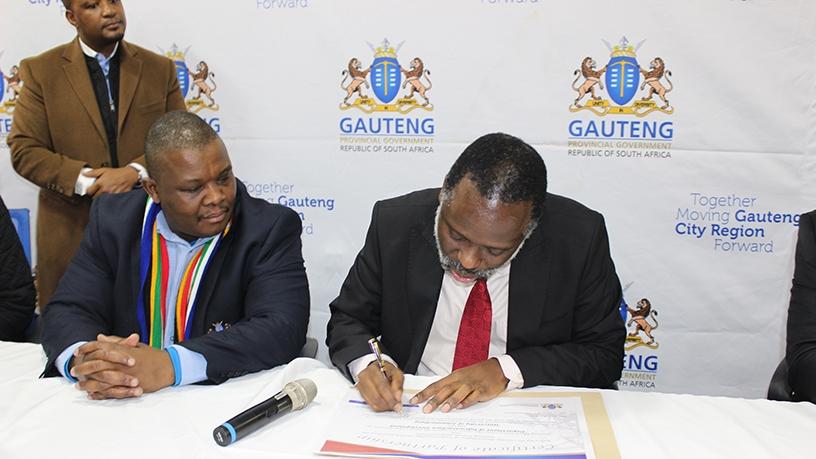 MEC of Gauteng Department of Infrastructure and Development, Jacob Mamabolo; and UJ vice-chancellor, professor Tshilidzi Marwala, sign the MOU.