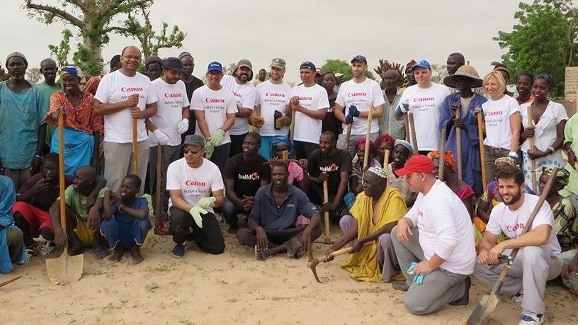 Canon employees building a school in Senegal in 2015 (Photo: AETOSWire).