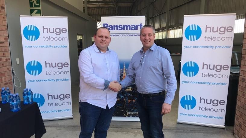 Peter van Tonder (left), Managing Executive: Huge Telecom Gauteng, and Louis Fourie (right), Managing Director: Pansmart.