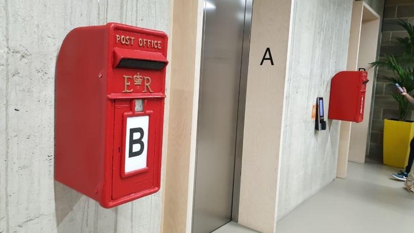 The building used to be a post office, and some original elements have been kept in the deco.